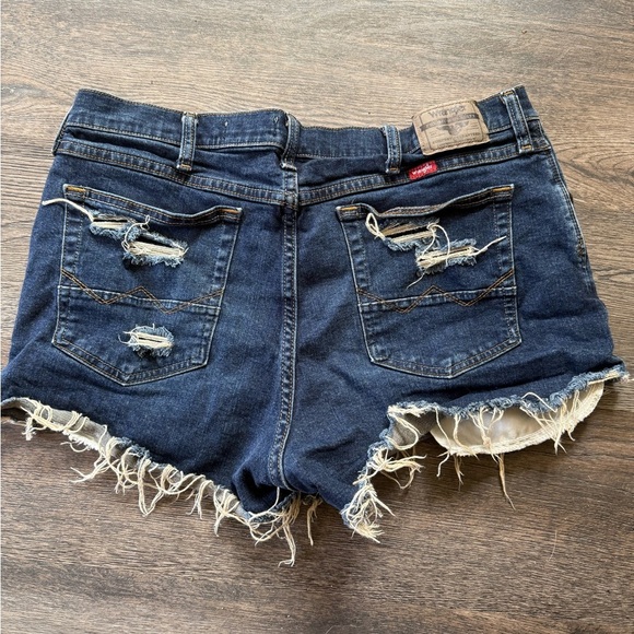Wrangler cut off Jeans - Picture 2 of 3